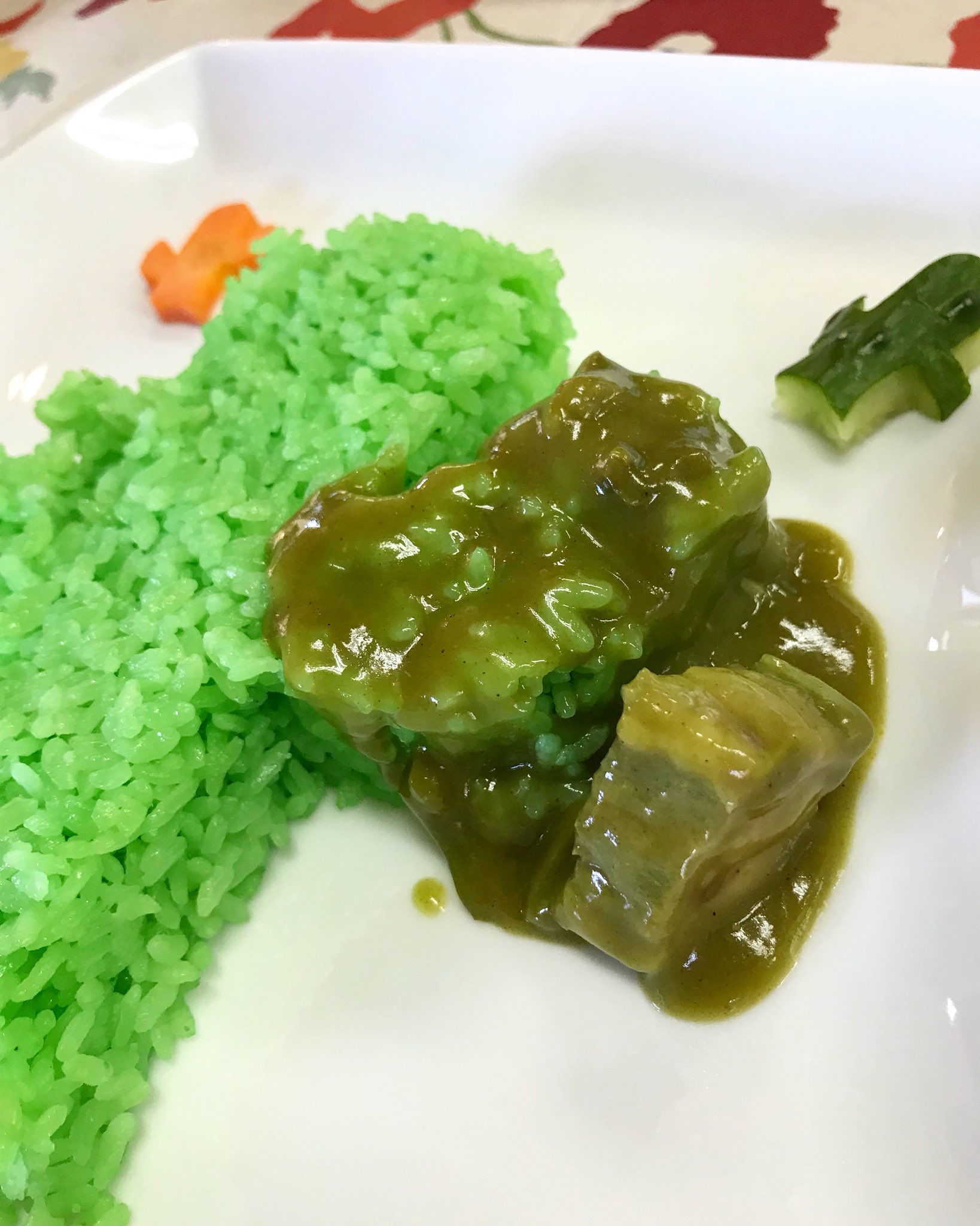まつじ 伊豆シャボテン動物公園内のレストラン ギボン亭で サボテングリーンカレー を食べた 予想以上の緑色 サボテンの果肉ってシャキッとした食感なのかと思ったら 柔らかく 厚めにスライスした玉ねぎのようだった 今度来たときはカピバーガーも