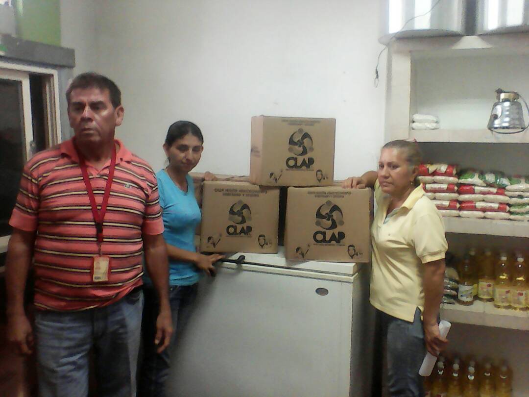 inass_urena's tweet photo. hoy fuimos bendecidos por otra comunidad del municipio quien nos donaron 7 cajas mas del Clap para nuestros AM  @salainass @VinaMagally https://t.co/c53OyzxIHr