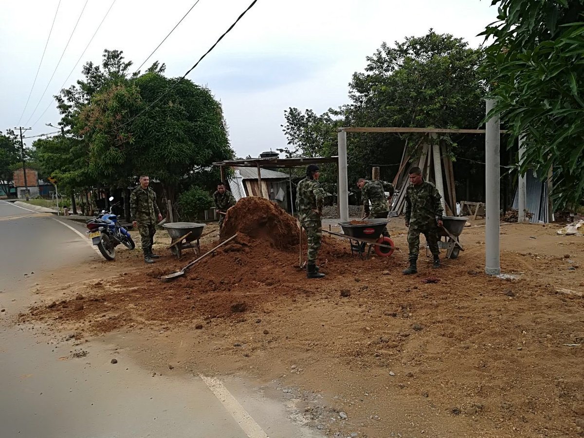 Ejercito_CAAID's tweet image. Nuestros#Héroes  #Multimisión del Batallón de Infantería de  Selva No.19 hicieron trabajos de  reconstrucción a la vivienda de una familia que había colapsado  en el sector de Tienda Nueva del municipio de Puerto Concordia. #BAAID4 #Brigada22 #Meta