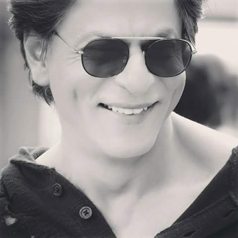 zehmer_ask's tweet photo. Gamzelerine vuruldugum gülüsü güzel 😍😍 @iamsrk https://t.co/clmbrIE9t1