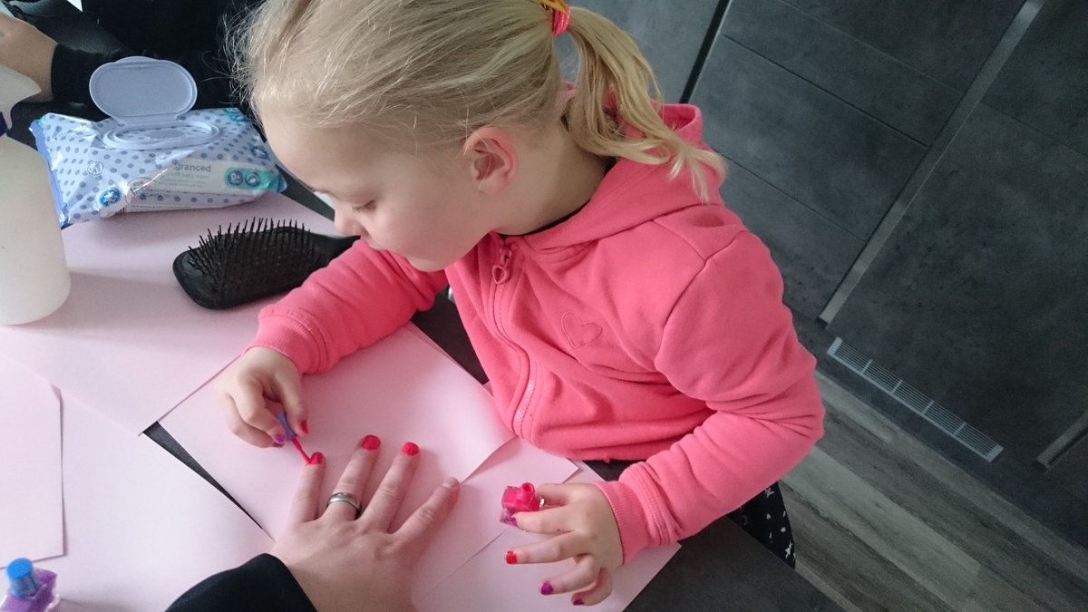 Dantona13's tweet photo. Apparently I've got to look pretty to take the Wiggi Grasshopper U8s this morning... I feel it may distract from my teamwork.๐
#princessdaddy #littlegirls #grassroots #GreenArmy https://t.co/V1XZZ4wdPC