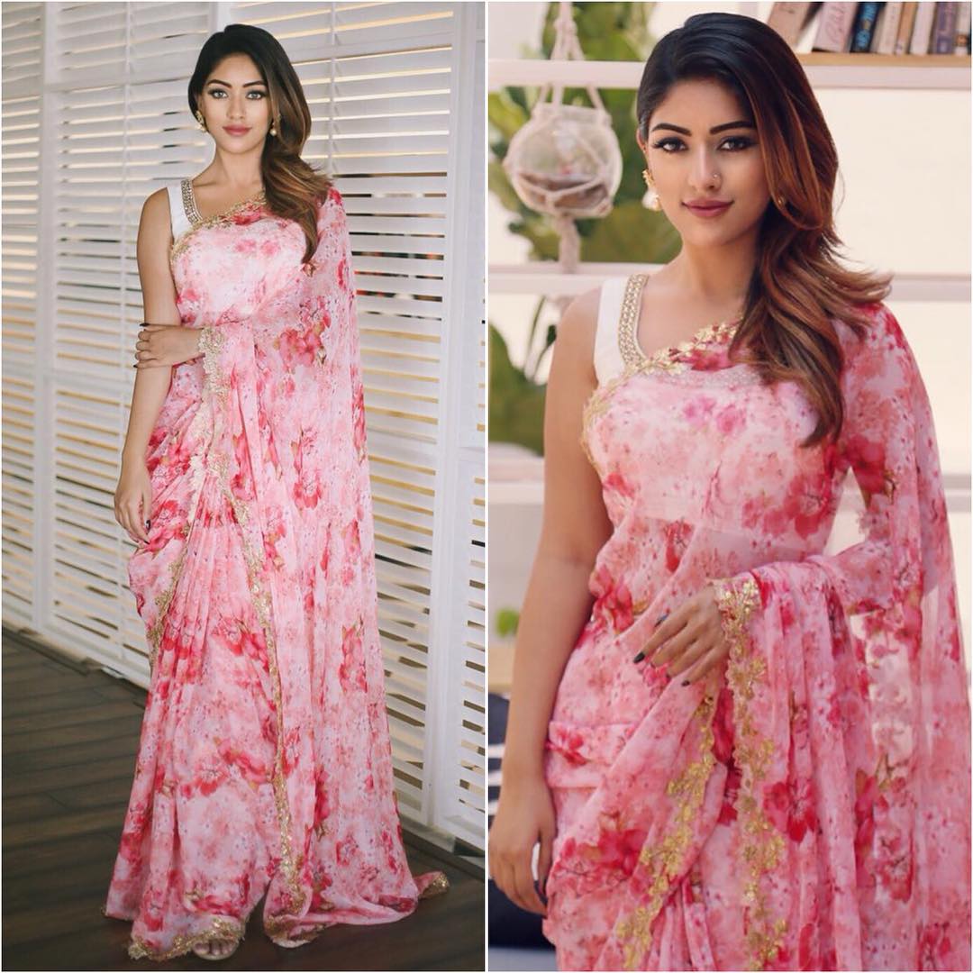 #AnuEmmanuel looking fresh and radiant in a pink coloured floral printed #AshwiniReddy ensemble to which she added a white coloured sleeveless #Blouse

#Style #Fashion #SareeSwag #Trends #FloralSaree