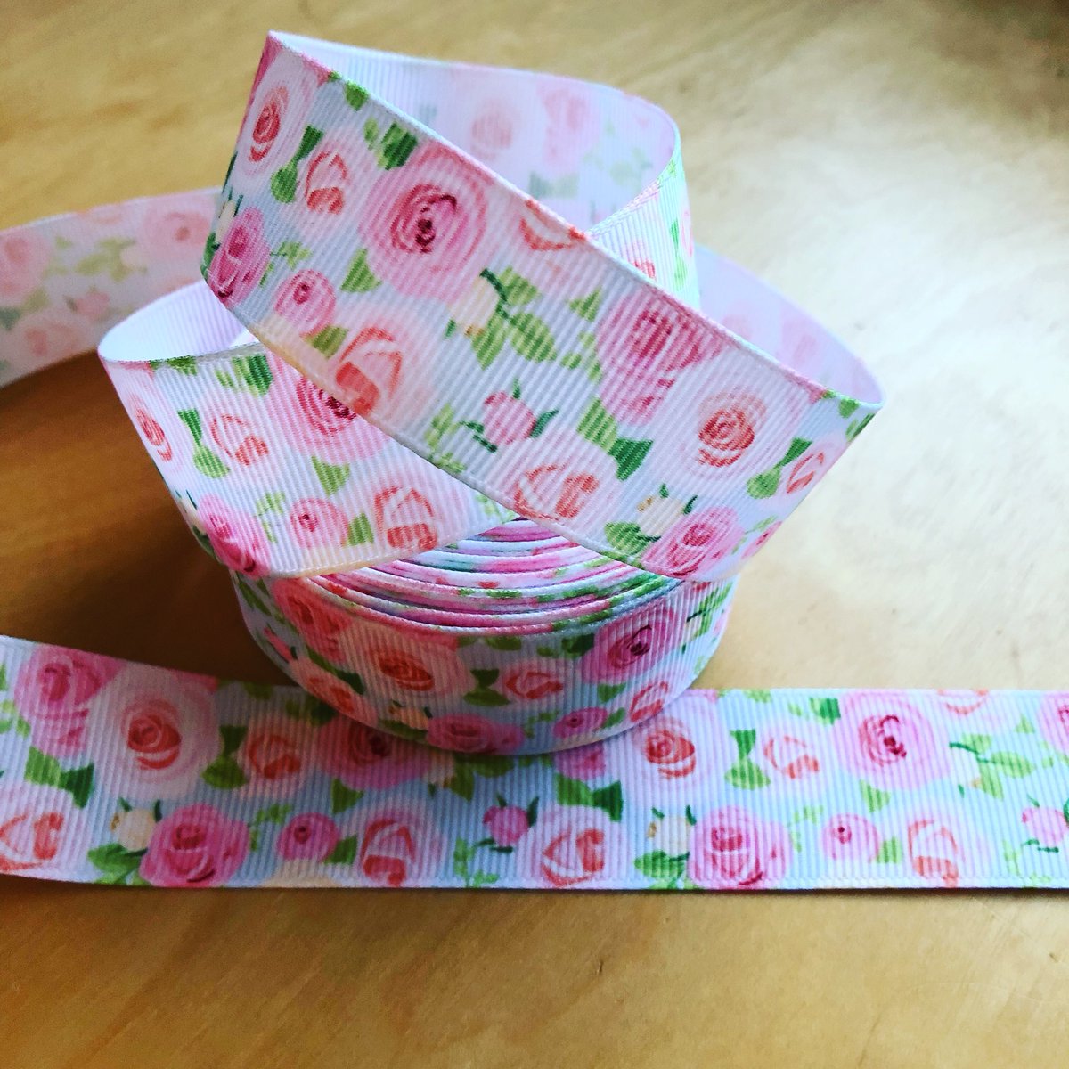 MrsBBoutique's tweet photo. Beautiful roses ribbon! I was lucky enough to get some beautiful flowers today 🌸🌼🌺.
This ribbon is 65p per metre (+ postage). 25mm wide 🌹
#roses #rosesribbon #flowerribbon #ribbon #crafts #craftsupplier #craftsupplies #craftsupply #ribbonsupply #handmade #handmadeproject https://t.co/b2QZriQfZ7