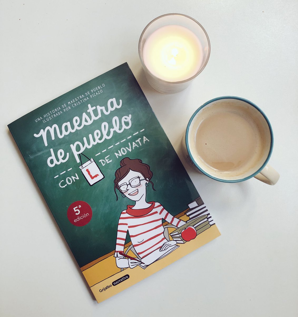 frandemiguel's tweet photo. 🔸 Comenzamos el #FelizDomingo con ☕️🕯📖 #ConLdeNovata de @maestradepueblo 👩🏻🏫🏞 #DisfruteTotal #lecturasdomingueras https://t.co/DT40X6n6H0