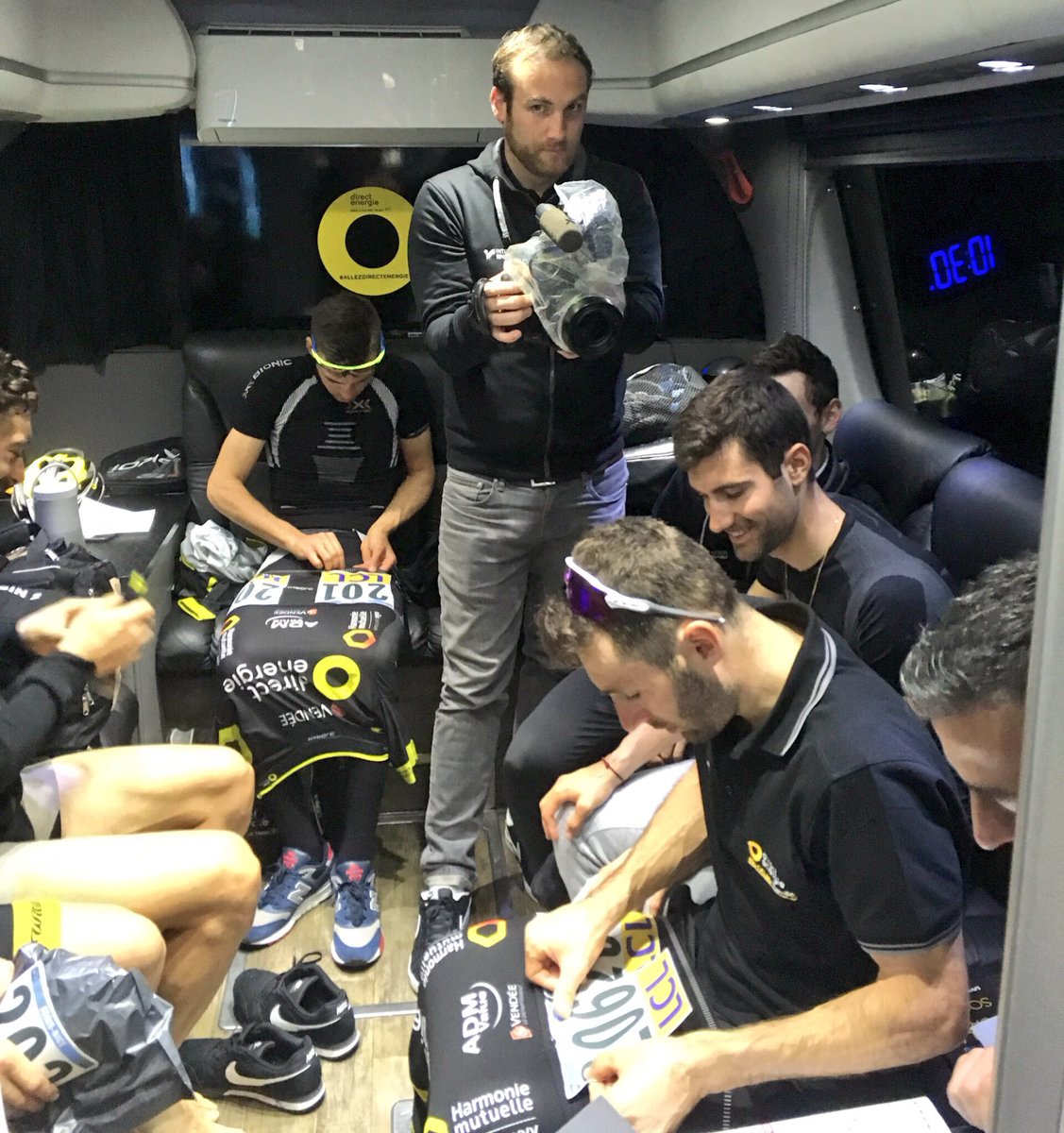 #ParisNice - Pendant que nos coureurs collent leurs dossards sur leur maillot, <a href="/_maximemuller/">Maxime Muller</a> notre caméraman prend des images pour vous faire vivre la journée en immersion ! 😉

#AllezDirectEnergie