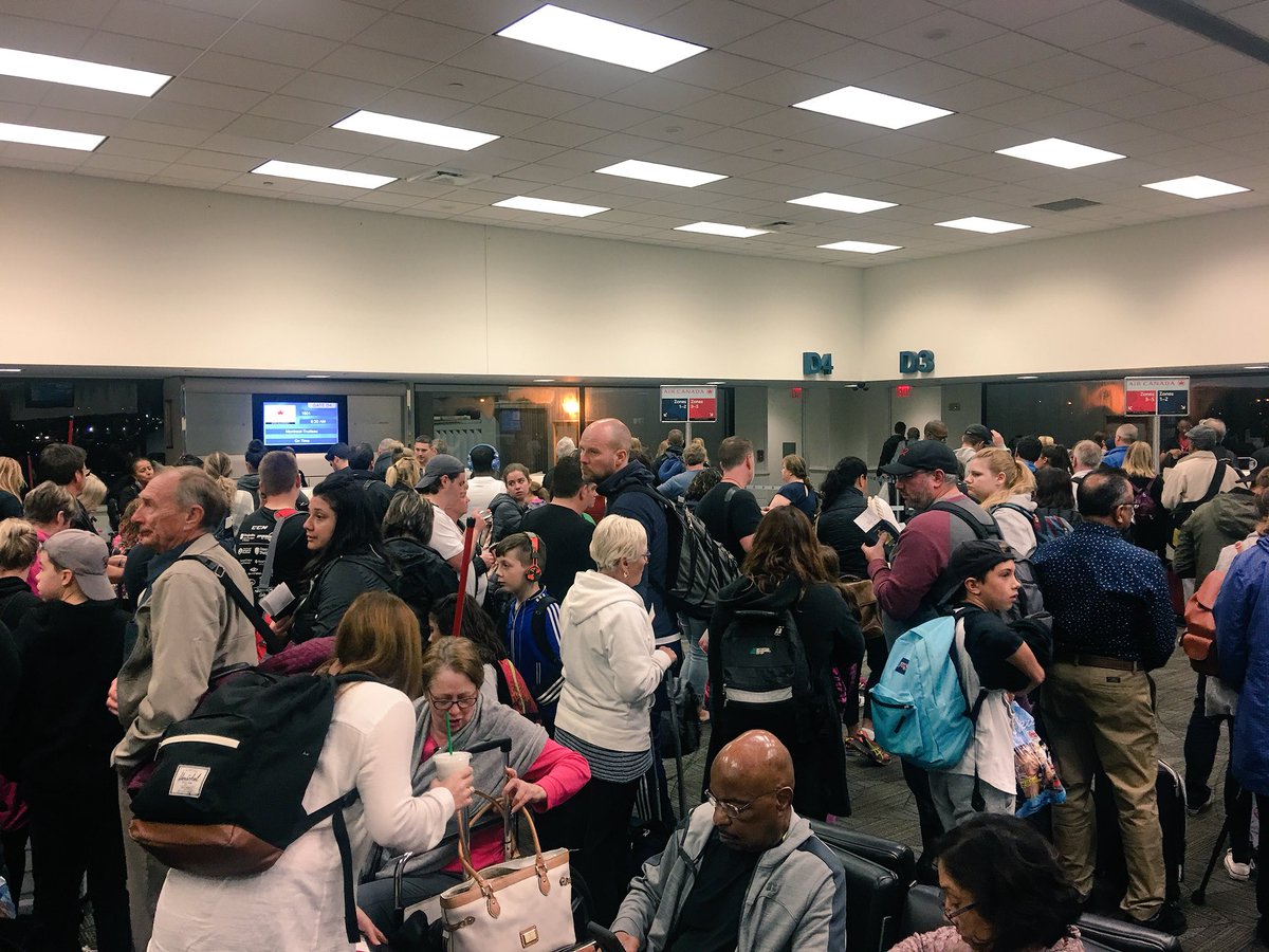 BoyerMichel's tweet image. Who designed this place? #FLL #toomanypeople #toomanyflights #tooearly #designfail