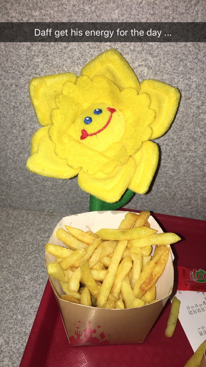 TCSCymraeg's tweet photo. 🏴󠁧󠁢󠁷󠁬󠁳󠁿🌼🌼Cenhinen Pedr yn ymweld a parc Disney🌼🌼🏴󠁧󠁢󠁷󠁬󠁳󠁿 https://t.co/riO2L8N51r