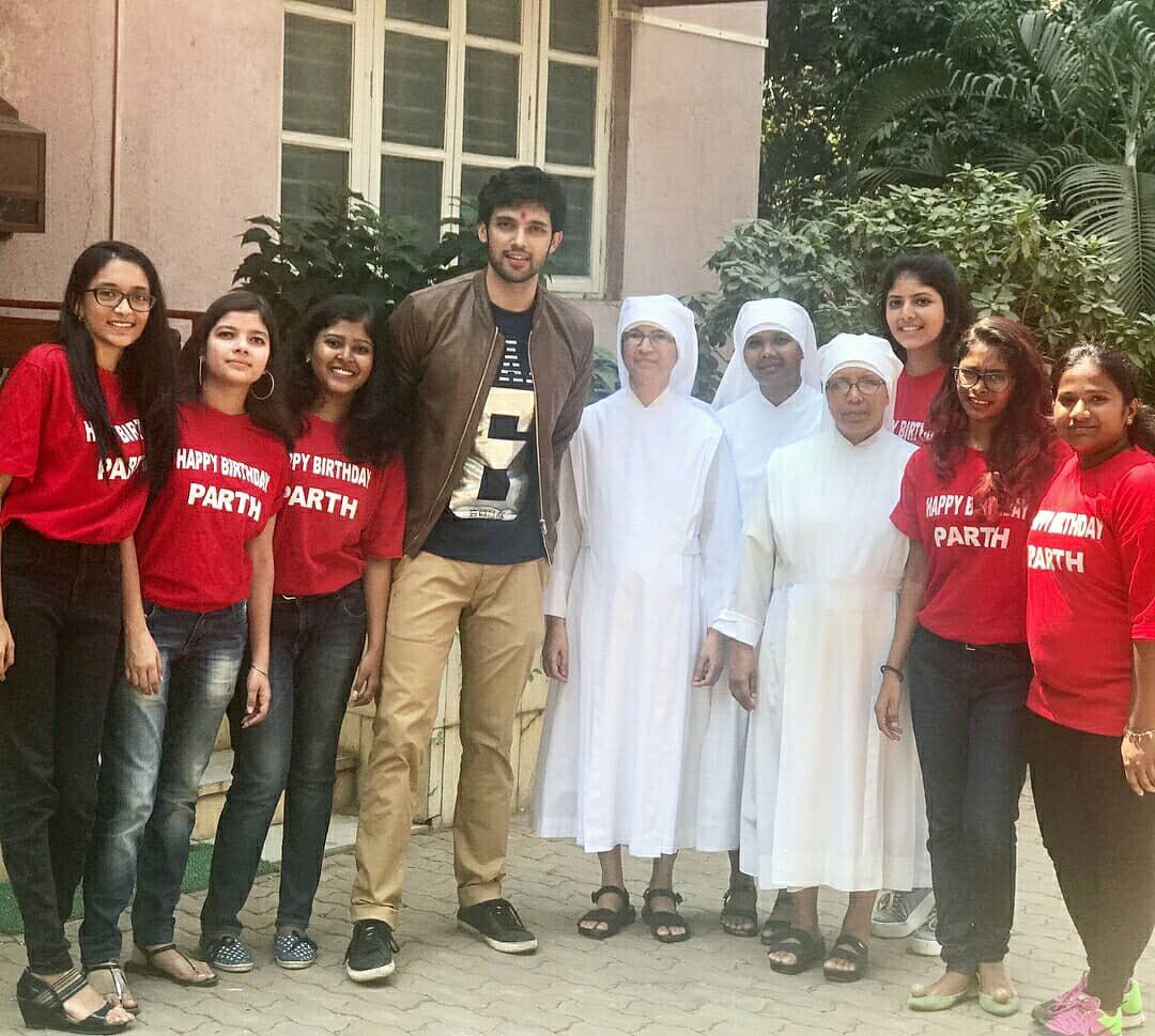 SamthaanParthFC's tweet photo. @LaghateParth  -  Spread happiness 😊
That priceless feeling when you meet these beautiful souls ...
Thankyou for making it special 🤗🤗🤗  
 #HappyBirthdayParthSamthaan https://t.co/wciwea4Krh