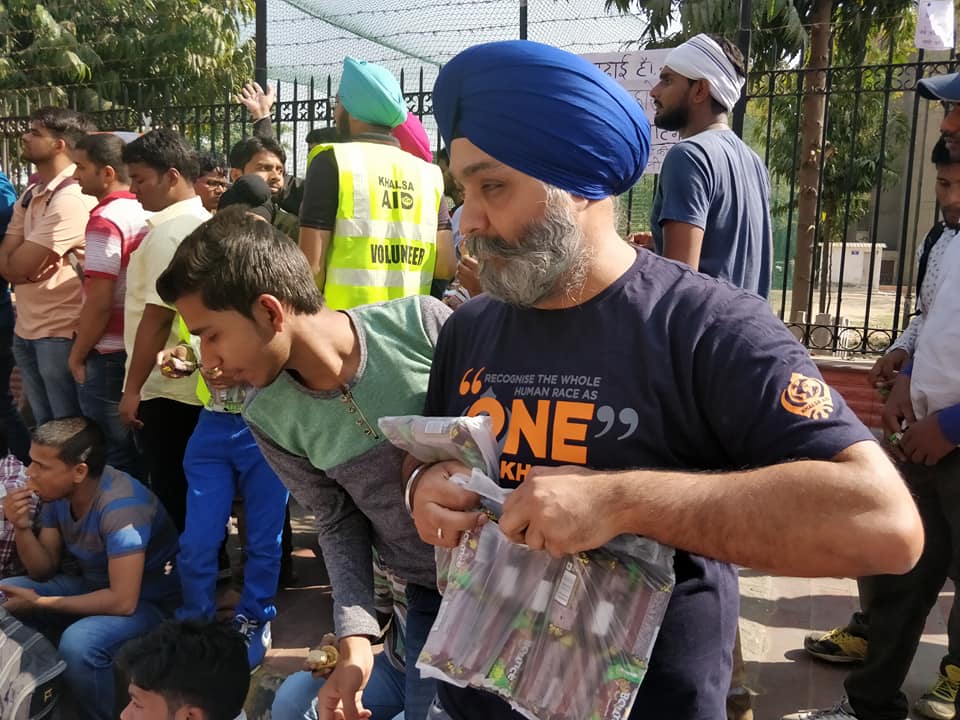 office4youth's tweet photo. Some people live the humanity in india 
KHALSA AID by serve the food meterial to the gys who still wait for wake up of dumb system at #sscscam_protest_CGO_Complex 
#sscscam #SSCExamFixing #SSCExamScam https://t.co/DHKTlhCqLM