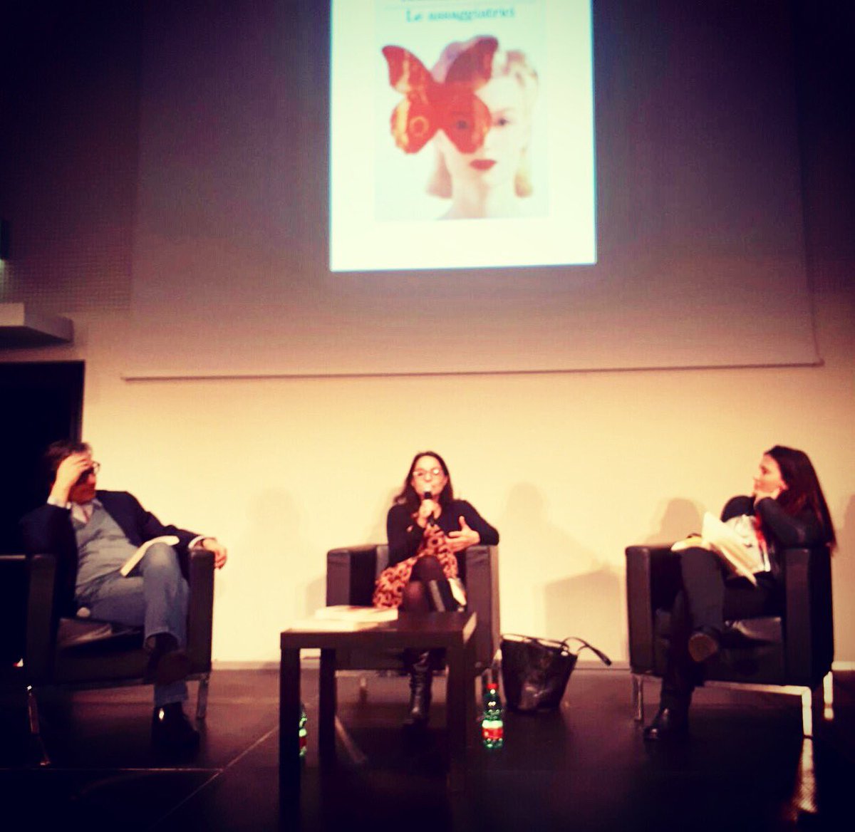 rosellapost's tweet photo. “Il cibo avvelenato è una metafora del mondo. Non siamo tutti delle assaggiatrici in tempo di guerra? Possiamo fidarci del mondo?”
#MassimoRecalcati su #LeAssaggiatrici a @TempodiLibri @feltrinellied https://t.co/UAjoz4V5C6