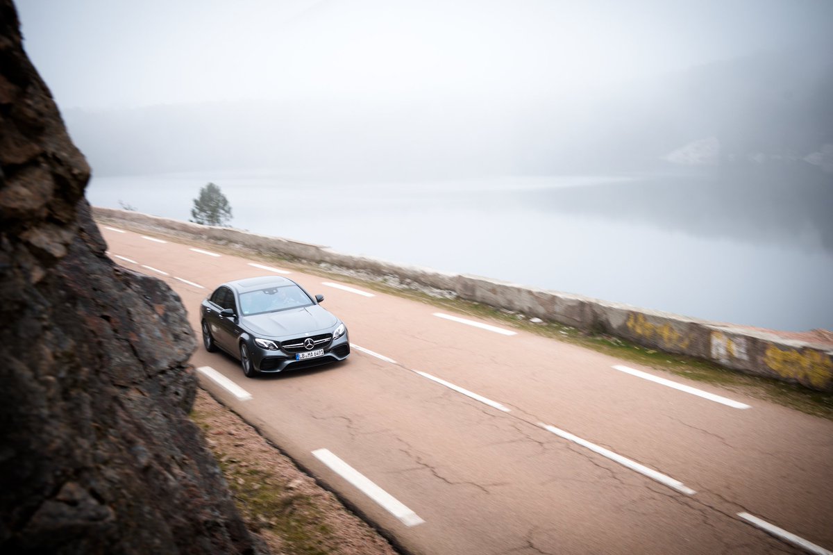 MercedesAMG's tweet photo. Breathtaking up close, poetry in motion from afar. 

📷: Helix4Motion for #MBsocialcar

[Mercedes-AMG E 63 S 4MATIC+ | Csn: 9.1-8.8 l/100km | CO2: 207-199 g/km] https://t.co/4AC4ZBZWDZ
