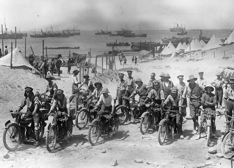 🇹🇷 | Gelibolu'da motosikletli İngiliz askerleri, 1915.