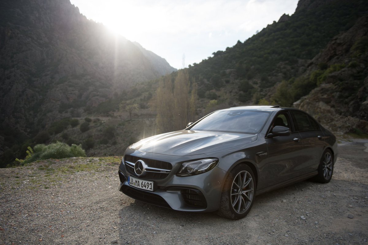 MercedesAMG's tweet photo. Breathtaking up close, poetry in motion from afar. 

📷: Helix4Motion for #MBsocialcar

[Mercedes-AMG E 63 S 4MATIC+ | Csn: 9.1-8.8 l/100km | CO2: 207-199 g/km] https://t.co/4AC4ZBZWDZ