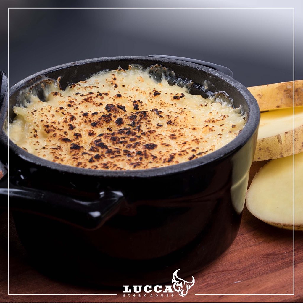 LuccaGcc's tweet photo. لا تنسى تاخذ من المقبلات بطاطا مخبوزة بالفرن 😋
🥔+🧀 = ❤️ 

#luccasteakhouse #الخبر #الكويت https://t.co/GM0EUZCgCR
