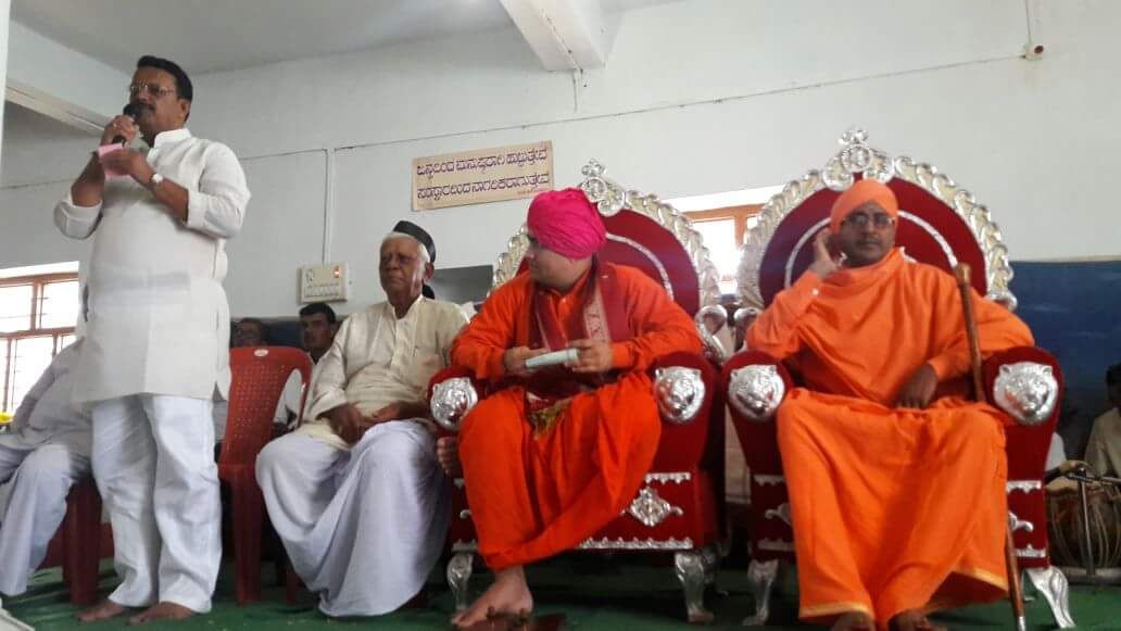 adeshkolurkolur's tweet photo. Res, Shri @AmitShah ji and Shri @BSYBJP ji, BJP leader of Muddebihal sri @SDHiregoudar attends religious meetings in Muddebihal Taluk’s villages in this the very popular and lovable person of common people so please provide #Muddebihal_Assembly_BJP_Ticket @santhoshbjp https://t.co/FTnYToKN09