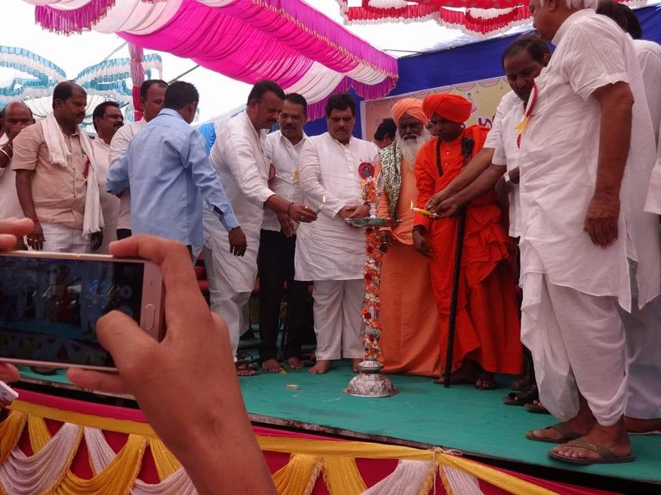 adeshkolurkolur's tweet photo. Res, Shri @AmitShah ji and Shri @BSYBJP ji, BJP leader of Muddebihal sri @SDHiregoudar attends religious meetings in Muddebihal Taluk’s villages in this the very popular and lovable person of common people so please provide #Muddebihal_Assembly_BJP_Ticket @santhoshbjp https://t.co/FTnYToKN09
