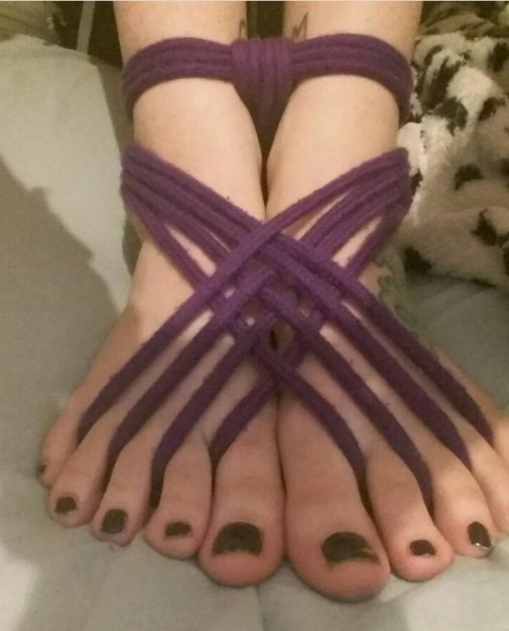Vixen_Chellb's tweet photo. Self ties. Posting some old #shibari #ropebunny photos. Rigger:Me Bunny:Me. #ropecommunity #ropebunny #riggerbeginner #prettyropeties https://t.co/SkNVuWSA9t