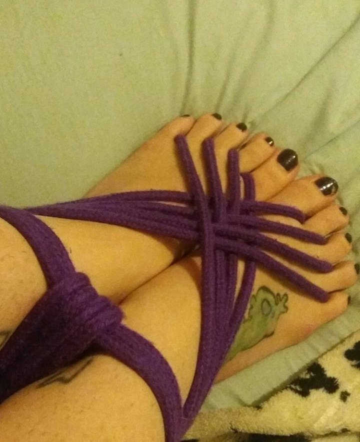 Vixen_Chellb's tweet photo. Self ties. Posting some old #shibari #ropebunny photos. Rigger:Me Bunny:Me. #ropecommunity #ropebunny #riggerbeginner #prettyropeties https://t.co/SkNVuWSA9t