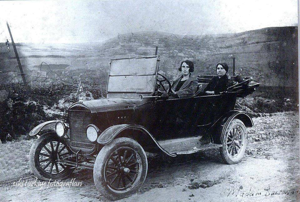 🇹🇷, 1930, #Trabzon | 1928 marka Citroën arabası ile Madam Bartonemi ve kızı Eleni.