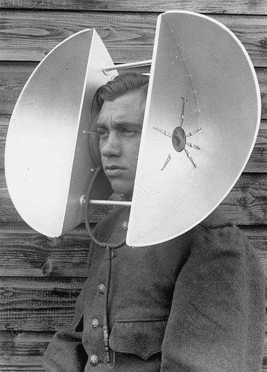 🇩🇪 | Radar bulunmadan önce el yapımı radar. İngiliz askeri Alman bombalamalarını dinliyor.