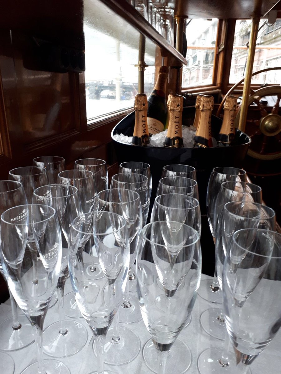 Mireilleregelt's tweet photo. Verjaardag vieren op salonklipper Libelle. Start de zondag goed met #champagne en zelfgebakken taart. #classicboattours https://t.co/Sv8ddZomRi