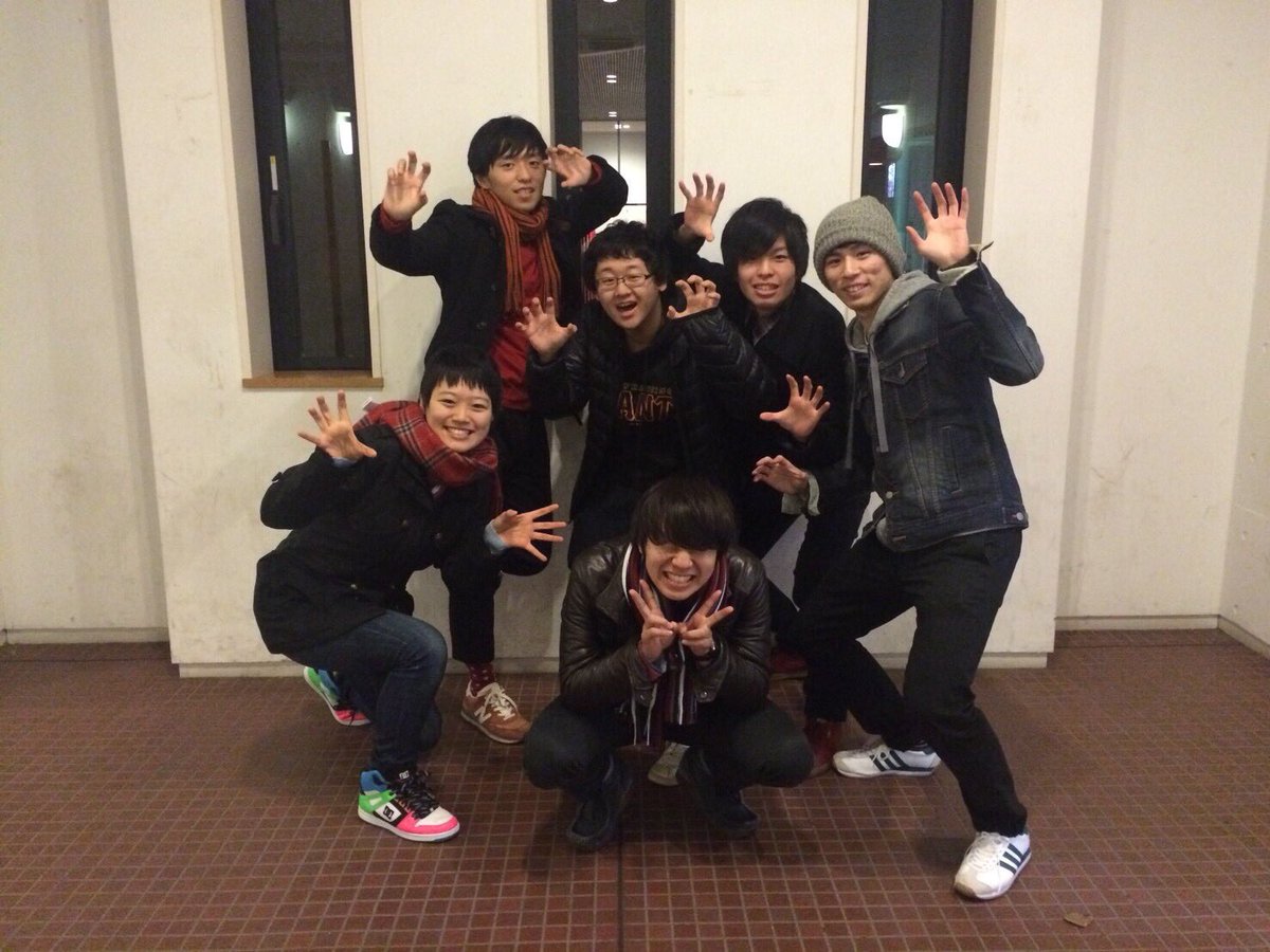 LinkTheFinal's tweet photo. 【4部 甲州街道】

1年生の冬の結成当時はヤロバンのような真っ黒衣装だったのが、いつの間にかミラーボールのような迫力満点の姫がいるバンドに🤔🤔

最後の舞台となる今回は、悔いのないようにキメます😎

予約フォーム→ https://t.co/UihBEZvEGM

#LinkTheFinal https://t.co/otHscQA2st