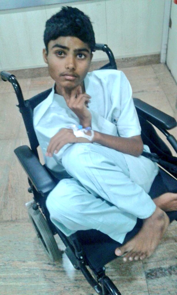 IAmJitendraa's tweet photo. #SavePrashant #Apollo एक विनती यदि आप दिल्ली में निवास करते है तो कृपया इस मासूम से मिलकर अवश्य आये और जो बन सके मदद कर देना,भाई को बचाने के लिए बहनें BoneMarrow देने गई,गरीब किसान पिता का अकेला सपूत है,पूरी जमीन बेचकर इलाज कराने गये है दिल्ली,ईश्वर जल्दी स्वस्थ्य करें,9773636813 https://t.co/75XuFrMg1E