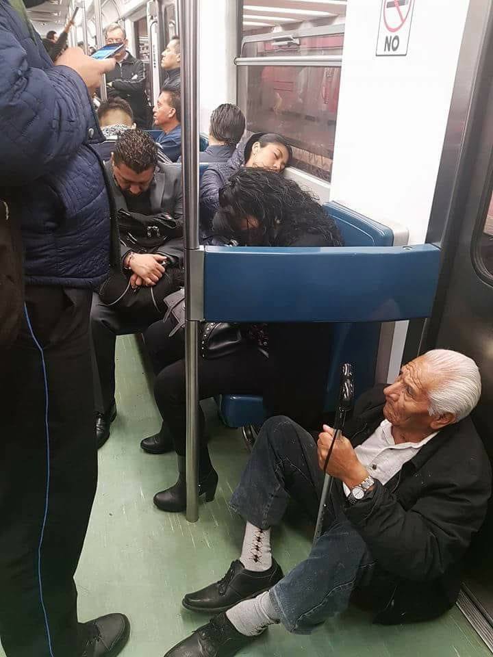 Memoriaenqroo's tweet photo. Tenemos que reconocer que siempre le echamos la culpa al Gobierno, no importa que partido gana si nosotros como gente no cambiamos #HablemosClaroFuerteYDirecto https://t.co/QznrpqDuYa