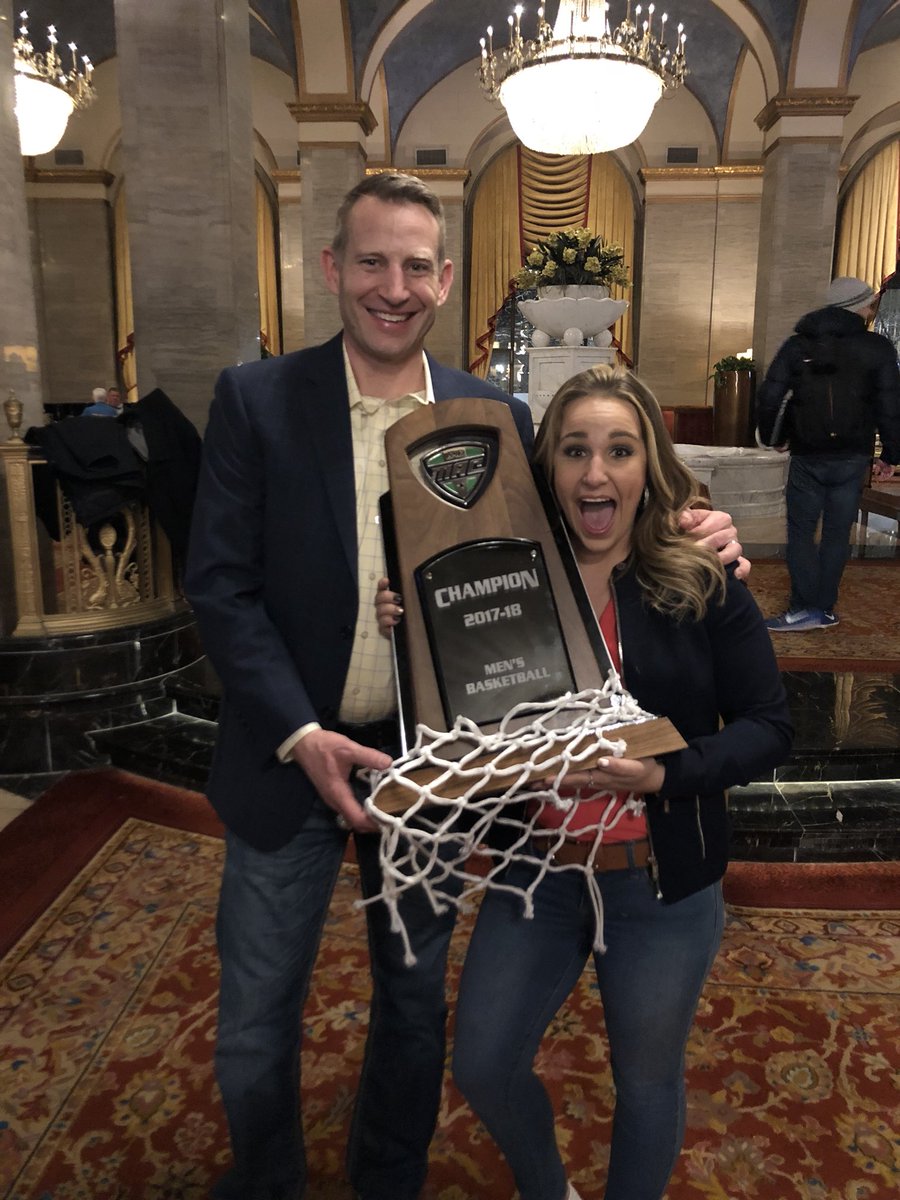 haprusak's tweet photo. I came to Cleveland and all I got was this lousy picture. π¬
#MACChamps #GoinDancing https://t.co/UQXSHkzAR6