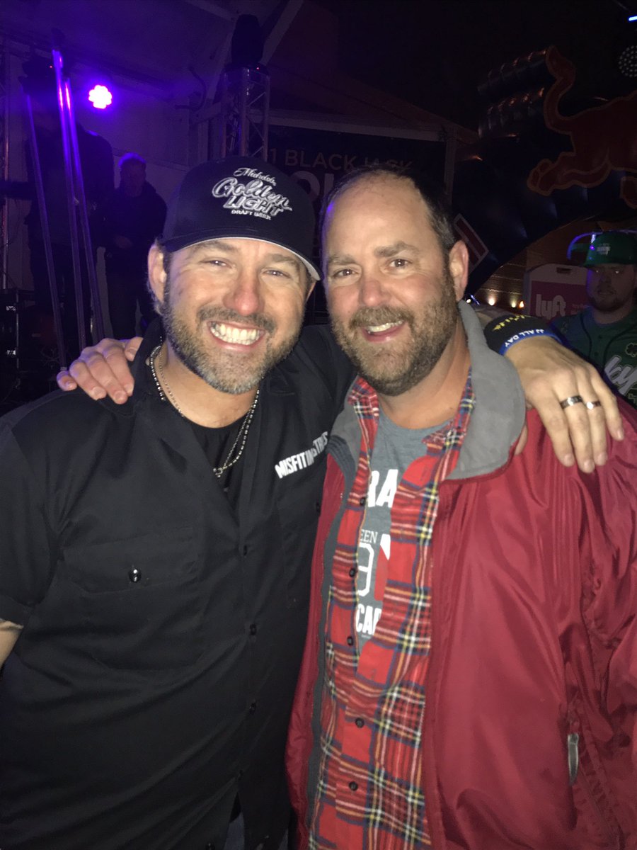 PartyPete26's tweet photo. @Chris_Hawkey Hey buddy awesome show tonight. Always the entertainer!! #LuckyPalooza #MichGolden #3DR @oakleymomma https://t.co/F2UxlSLDVX