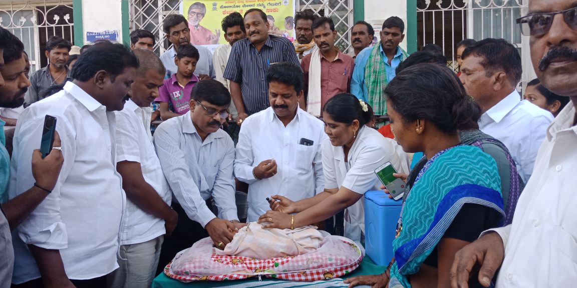 INCclk's tweet photo. ಚಳ್ಳಕೆರೆ ನಗರದ ಸಾರ್ವಜನಿಕ ಆಸ್ಪತ್ರೆಯಲ್ಲಿ ಎರಡನೇ ಹಂತದ ಪಲ್ಸ್ ಪೋಲಿಯೋ ಕಾರ್ಯಕ್ರಮಕ್ಕೆ ಶಾಸಕರಾದ ಟಿ.ರಘುಮೂರ್ತಿ ಶಿಶುವಿಗೆ ಪೋಲಿಯೋ ಹನಿ ಹಾಕುವ ಮೂಲಕ ಚಾಲನೆ‌ ನೀಡಿದರು. https://t.co/6OdVb4Wsyy