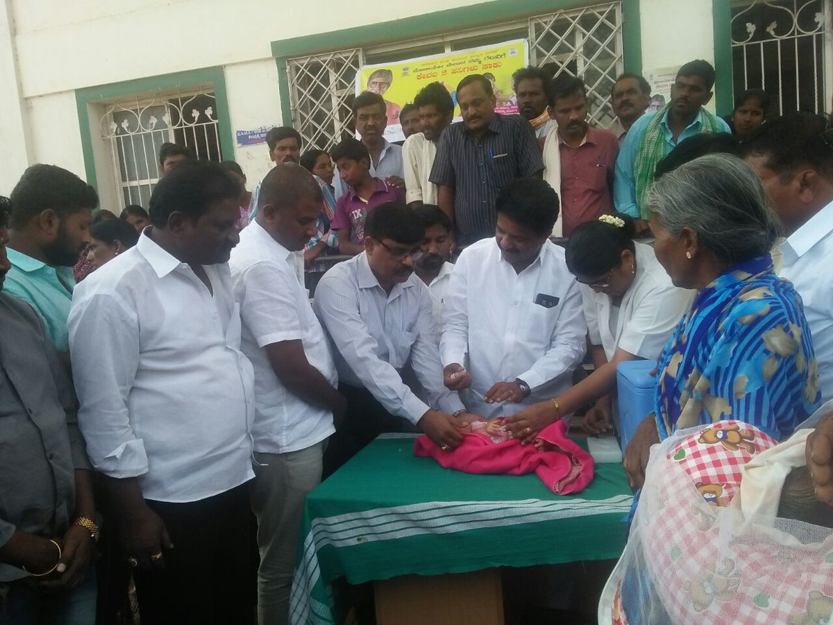 INCclk's tweet photo. ಚಳ್ಳಕೆರೆ ನಗರದ ಸಾರ್ವಜನಿಕ ಆಸ್ಪತ್ರೆಯಲ್ಲಿ ಎರಡನೇ ಹಂತದ ಪಲ್ಸ್ ಪೋಲಿಯೋ ಕಾರ್ಯಕ್ರಮಕ್ಕೆ ಶಾಸಕರಾದ ಟಿ.ರಘುಮೂರ್ತಿ ಶಿಶುವಿಗೆ ಪೋಲಿಯೋ ಹನಿ ಹಾಕುವ ಮೂಲಕ ಚಾಲನೆ‌ ನೀಡಿದರು. https://t.co/6OdVb4Wsyy