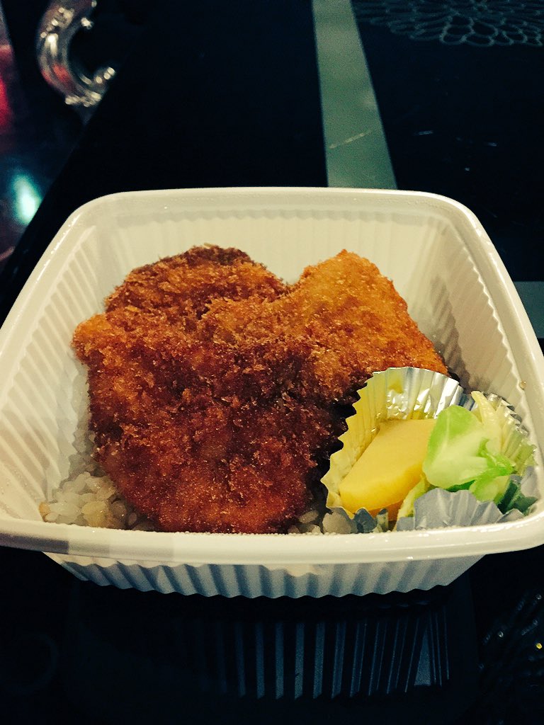 gotrmk2's tweet photo. 仙台、新潟2daysありがとうございました！
昨日はMCでも言ってたけどタレカツ丼食べれたし、打ち上げでへぎ蕎麦も食べれたのでFOOD的にも大満足です。
そしてGOTR一行は福岡に向かっております。
今日はただひたすらに移動。
ひたすらUNLIMITSを聴いている。 https://t.co/5uYM8S9pGM