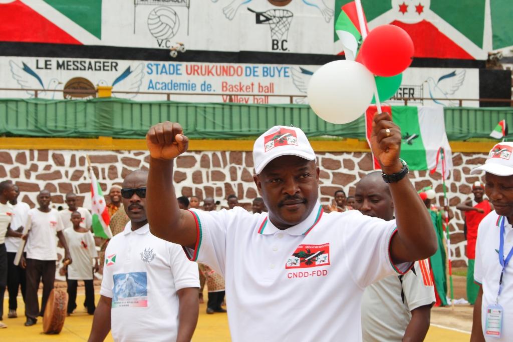 RTNBurundi's tweet photo. #Burundi Le Président  @pnkurunziza  confirmé par les instances dirigeantes du @CnddFdd  comme "Guide permanent" de la vision du parti, au terme d'une réunion du comité central du parti de deux jours tenue @NgoziProvince qui vise à renforcer la vision de ce parti https://t.co/SgR3CldKT3