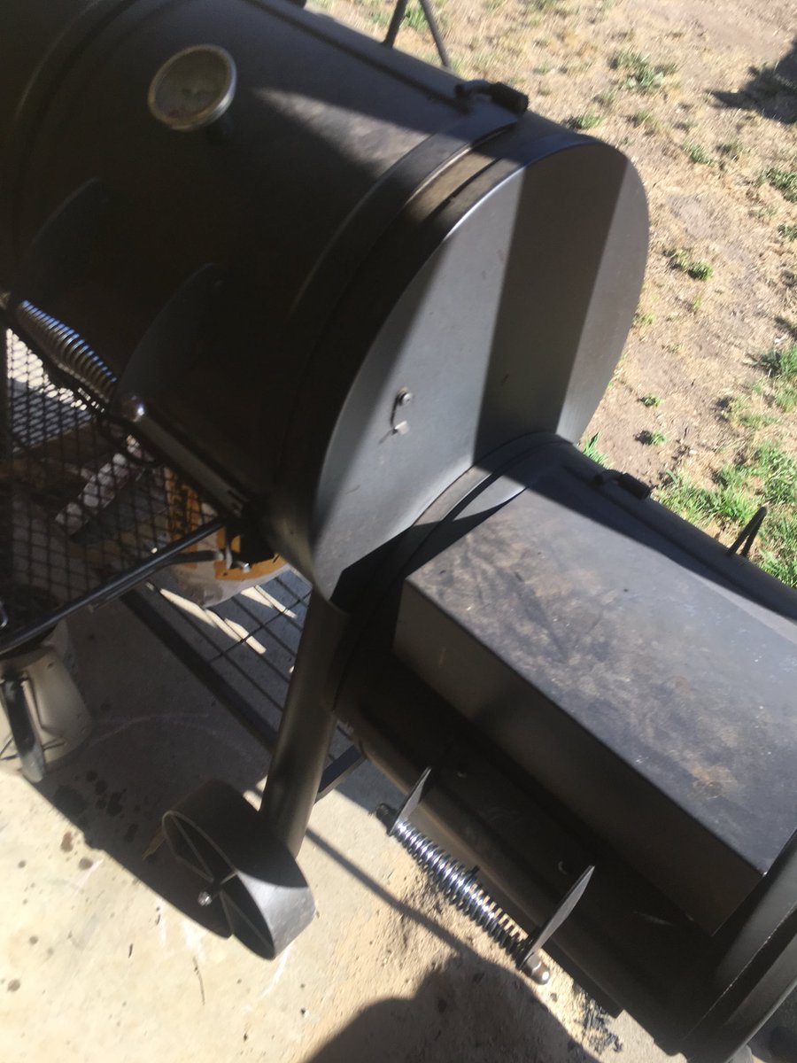 What the Kitchen Wizard loves on a summe Sunday .... #smokeingupastormtexasstyle#redgumsmokemakrsagoodroast  #howtoslowcookbycheating #1hrinthesmoker2hrsintheoven #loveyourhobby