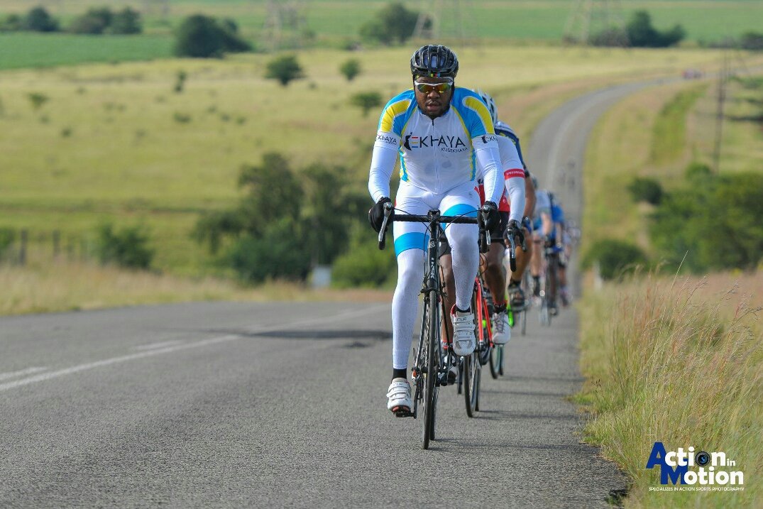 FreehubCycling's tweet photo. Wishing our co-founder and finance chief @MdueKaudi a joyous ride in the Cape Town Cycle Tour as he takes his final bow in @Inyatsi colours. #RideYourPassion Enjoy. Don't fall. #ClubKusekhaya #CTCycleTour2018 #40Take2 #Back2OurRoutes https://t.co/Vqu5C8lyKl