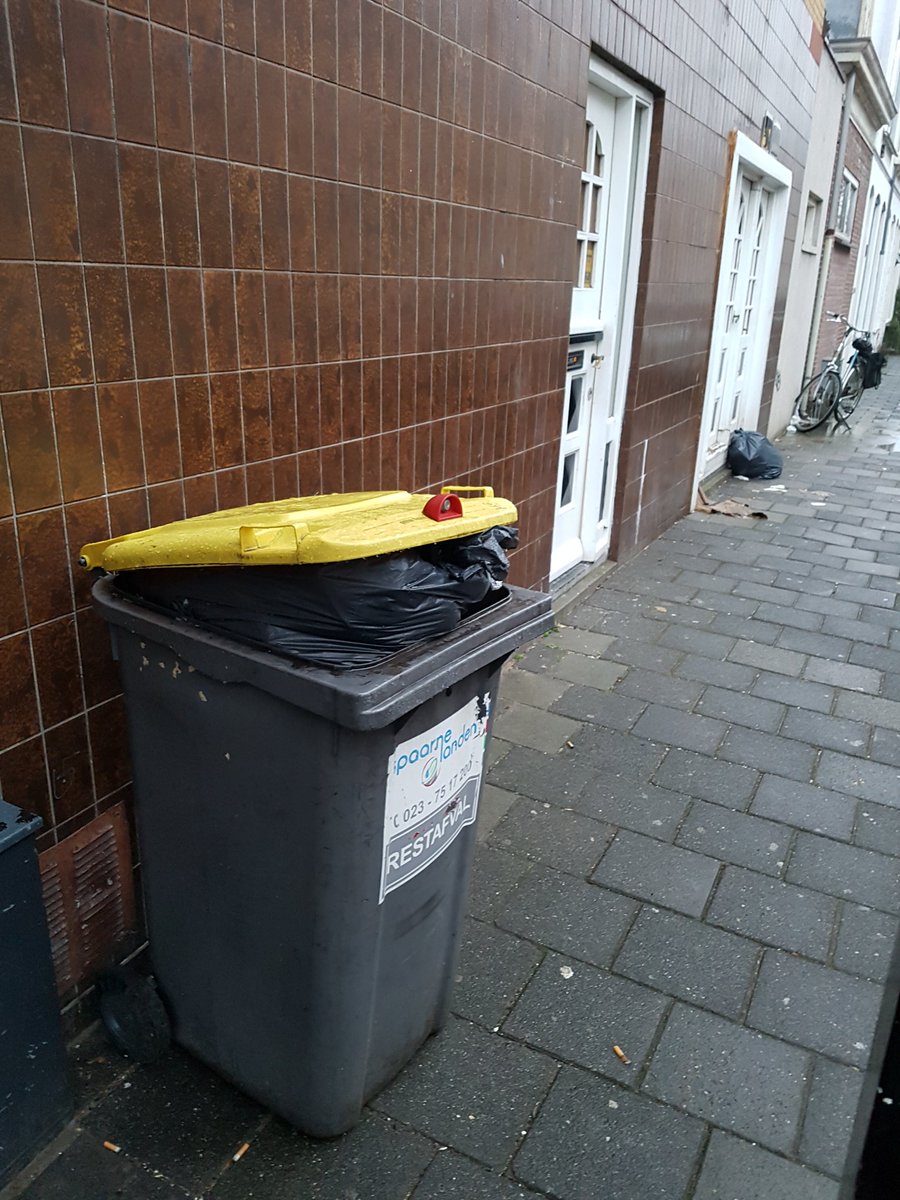 Shoarmatent cronjéstraat 14 te Haarlem heeft na bezoek gisteren van <a href="/Handhaving023/">Handhaving023</a> er nog steeds schijt aan pleurt hun afval op straat ...de meeuwen vieren al feest <a href="/gemeentehaarlem/">Gemeente Haarlem</a> afval overduidelijk van hun wat in de vuilniszak zit #