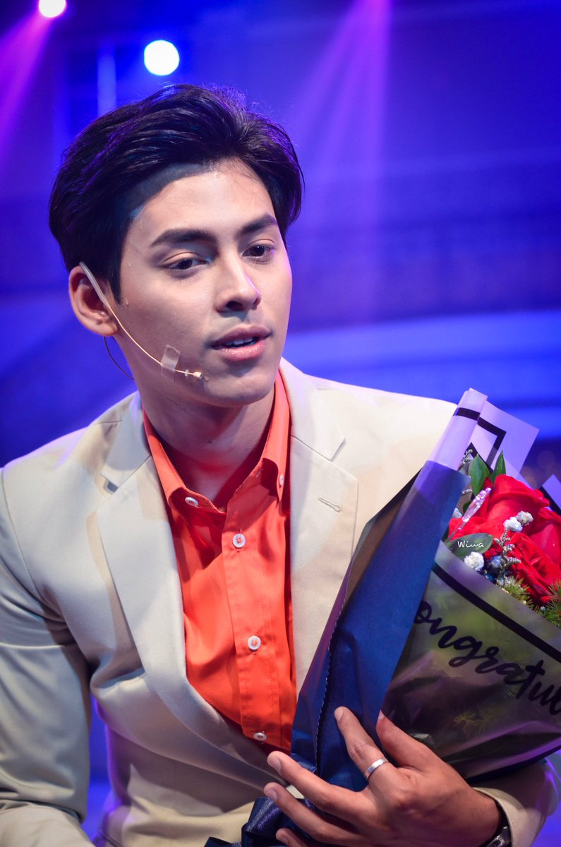 WiWa_zz's tweet photo. คุณเต้รับช่อดอกไม้ 😘
@Mariew_mw 
#Mariew 
#มาริวกิ้ว #คุณเต้
#ขอพบในฝัน 
#สุนทราภรณ์เดอะมิวสิคัลRestage https://t.co/YNl3WGOrNv