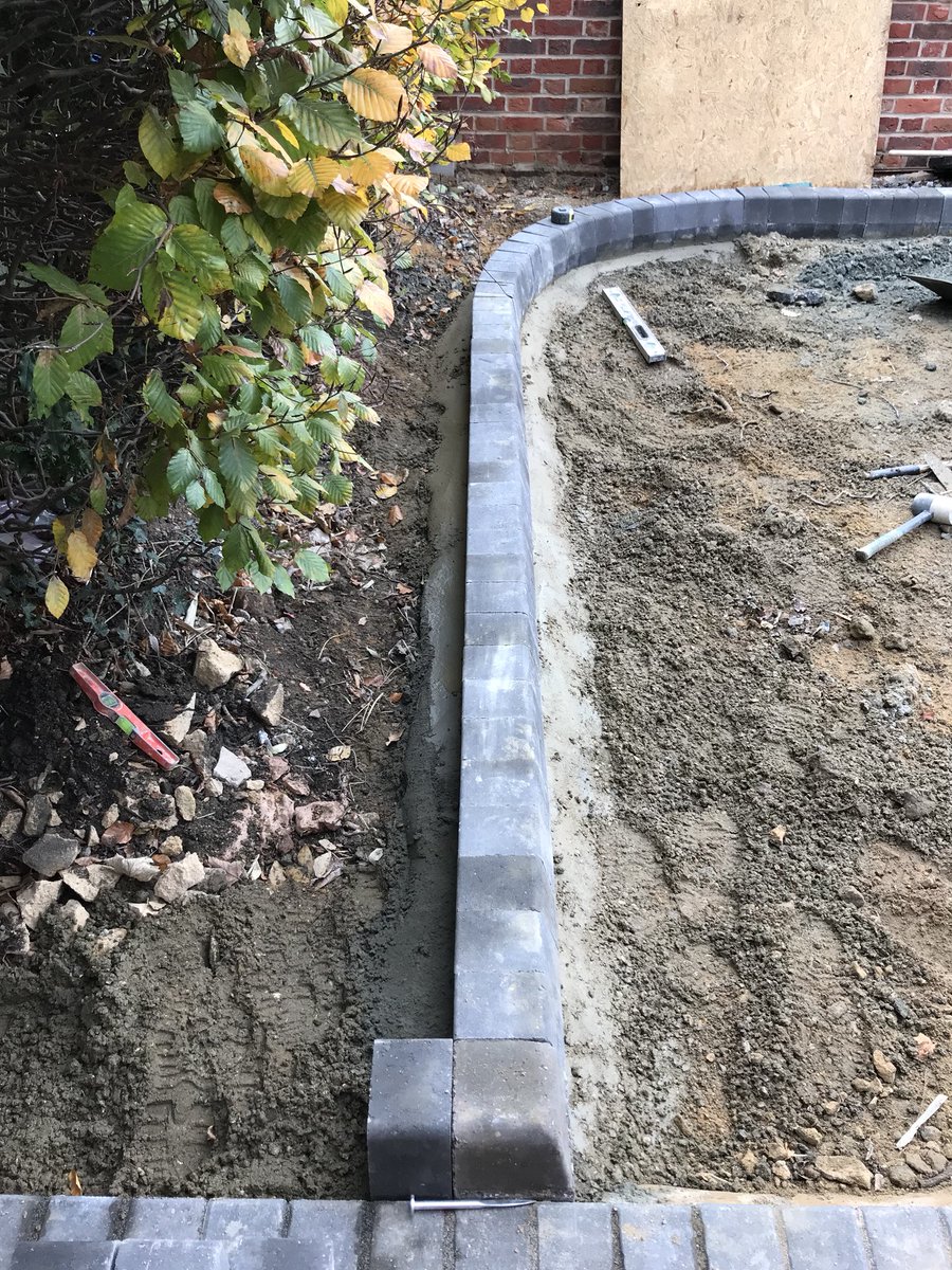 rdwbuildersltd's tweet photo. Getting the edgings in ready for the drive#newdrive #Norwich #Norfolk #rdwbuildersltd https://t.co/LclxwLQFyi