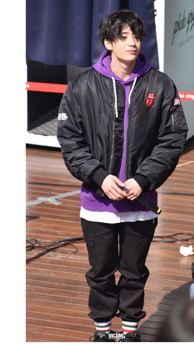 victim1109's tweet photo. 180311 - 동대문 버스킹 / Dongdaemun Busking 
#빅톤 #Victon #seungswoo #승우 #한승우
@VICTON1109 https://t.co/ueEtaeCCbw