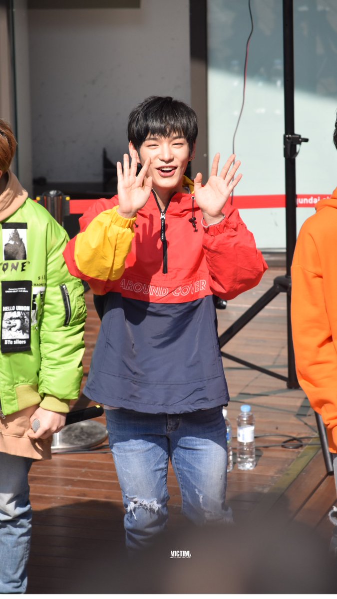 victim1109's tweet photo. 180311 - 동대문 버스킹 / Dongdaemun Busking 
#빅톤 #Victon #chan #찬 #허찬 @VICTON1109 https://t.co/eRf30XdHph