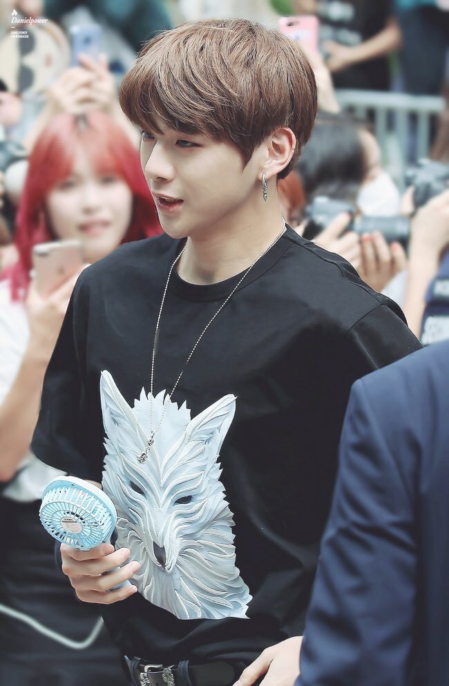 encoura92458538's tweet photo. 황금촉을가진사나이#강다니엘 #복면을궤뚫는_금촉딴니 댄스와마카롱을갖고#복면가왕을찾았다녤 https://t.co/CjmNU1861D