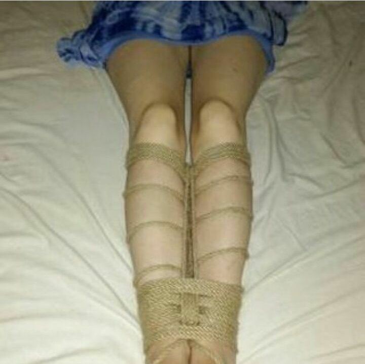 Vixen_Chellb's tweet photo. Bunny:Me Rigger:Best friend 
Leg ties. About 2/3 hours work #ropebunny #ropecommunity #prettyropeties #hemprope #jute #roperigger https://t.co/iIx9RJdtxy