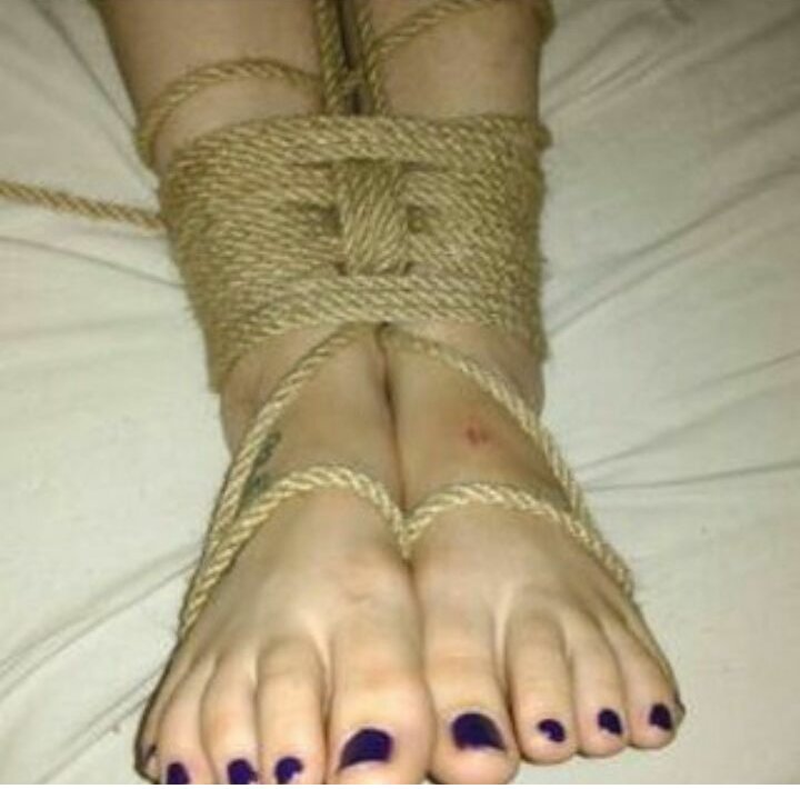 Vixen_Chellb's tweet photo. Bunny:Me Rigger:Best friend 
Leg ties. About 2/3 hours work #ropebunny #ropecommunity #prettyropeties #hemprope #jute #roperigger https://t.co/iIx9RJdtxy
