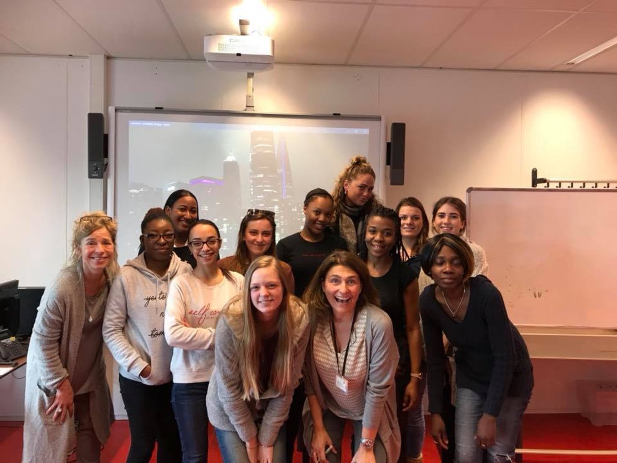 13 power woman from @schoolvoorAD <a href="/rocmondriaan/">ROC Mondriaan</a> ready for take off to #Shanghai #mbo #DenHaag <a href="/ying_shiny/">Shiny Xia</a> <a href="/evelienmoes/">Evelijns🍀</a> <a href="/MarlouvBeek/">Marlou van Beek</a> #NPDL