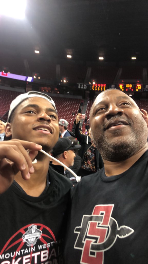 iammattmitch11's tweet photo. It's starts from the roots! So much to be thankful for, my family is amazing wish I could've had moms in the picture too but all glory to God for my family and team, for all the blessings he has showered me with🤙🏽 https://t.co/KVrkHFNnEr