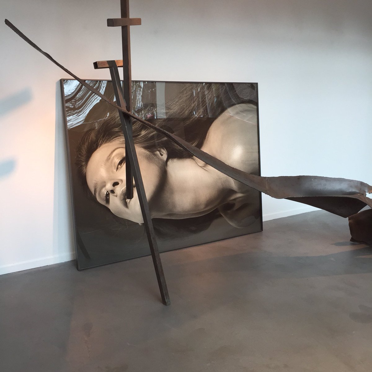 RademakersArt's tweet photo. Eugène van Lamsweerde
Monument for the crippled semen of mankind and Carmen
Iron and photo by Inezandvinoodh
210 x 370 x 210 cm
150 x 195 cm
-
For price ranges please check #Artsy or #Gallerease
-
#art #kunst #kunstenaar #artist #EugèneVanLamsweerde
#invitation #uitnodiging #solo https://t.co/B9MHZJZ86O