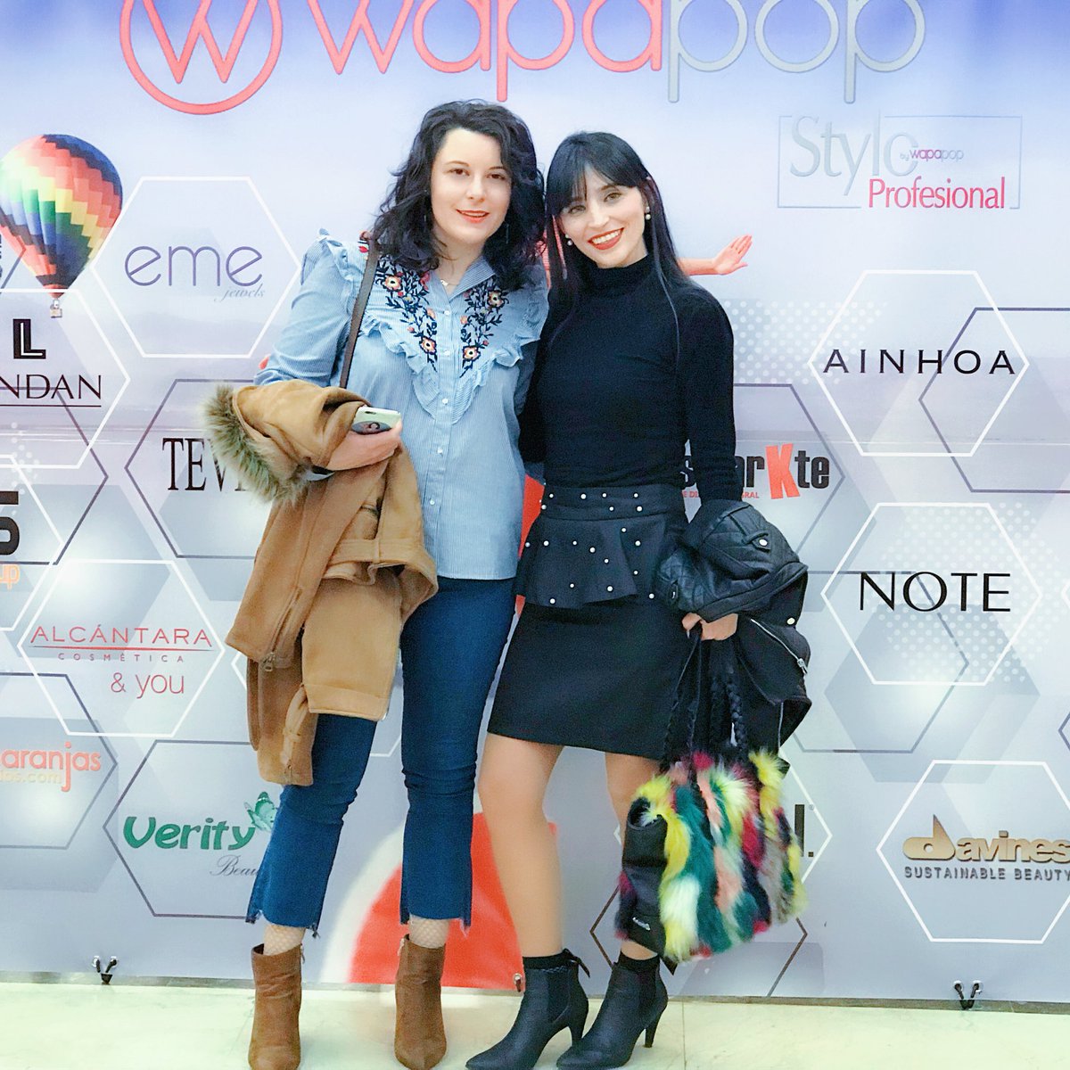Ayer fue un sábado digno de fallas y cargado de encuentros emocionantes 👏🏻👏🏻 ni la lluvia pudo con nosotras ni con <a href="/wapapop/">Wapapop</a> 🔝 pronto os enseñaré en mi canal de #youtube  el vídeo de #bloggersontour  por valencia 💃🏻➡️ goo.gl/e97J5S #wapapop #bloggers #sunday