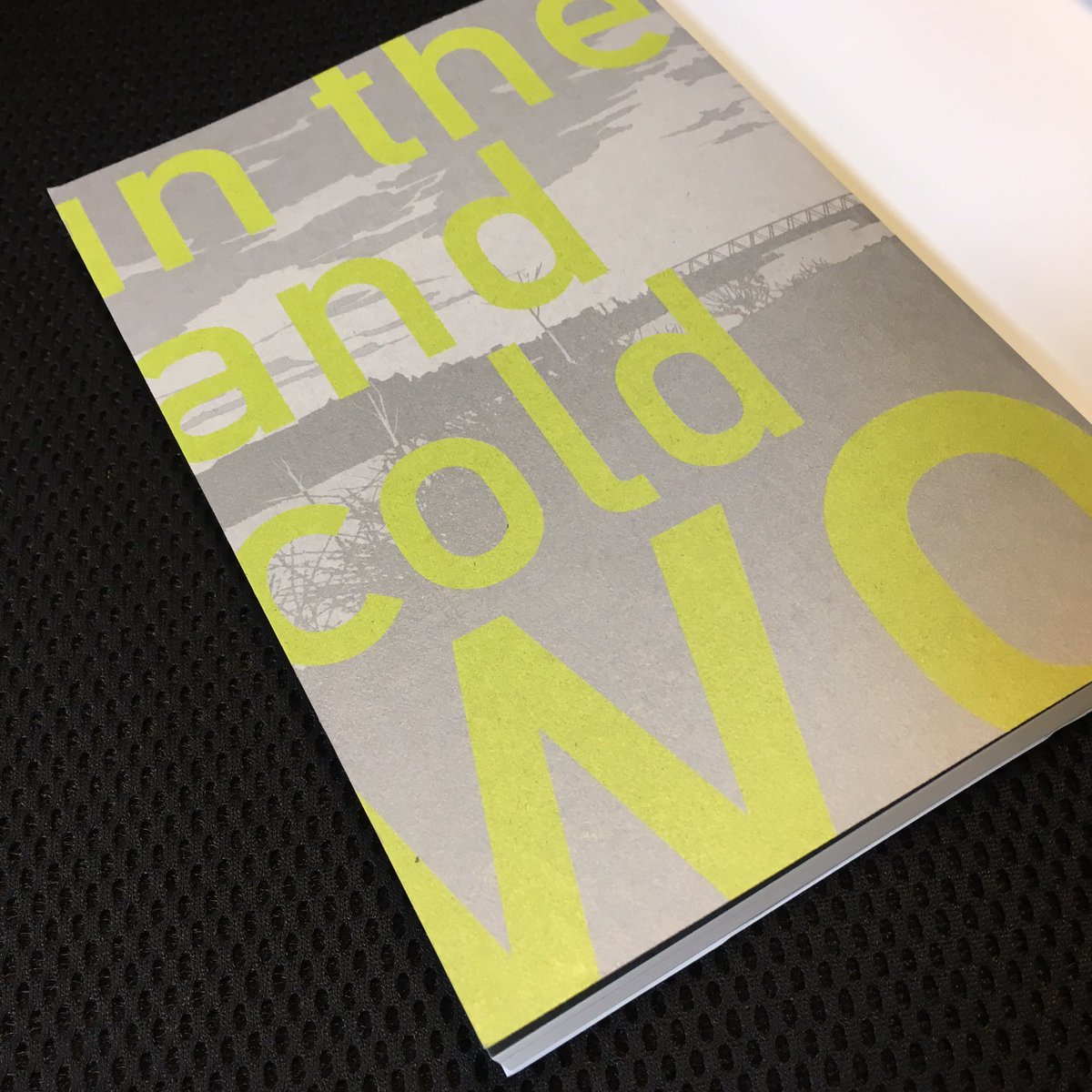 ことゆり 世界は寒い 装丁 クリアな発色の蛍光イエローがまぶしく美しい カバー下の銀とイエロー の組合せもかっこいい 紙の地色のライトグレーを活かしてるんだね 読むときはカバー外すことが多いのでカバー下までデザインが行き届いていると嬉しい