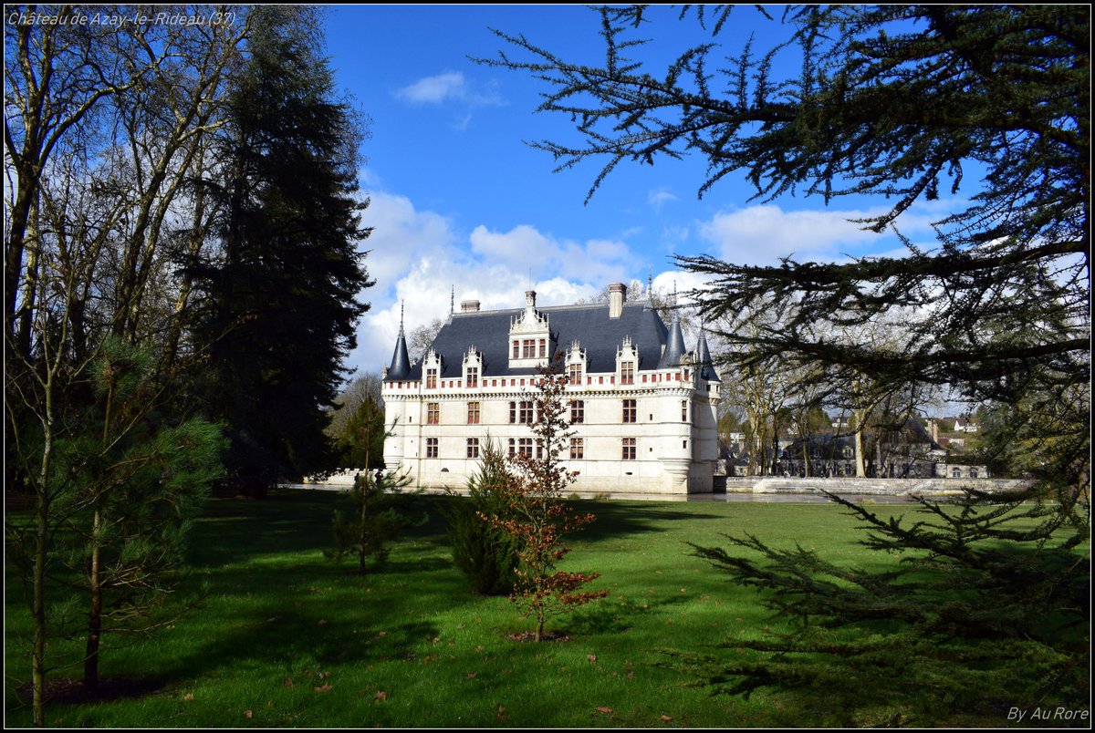 MyLoireValley's tweet photo. Le Château d'#AzayleRideau par Au Rore - #ValdeLoire #Touraine #AzayRenaissance #LeCMN @leCMN https://t.co/V0f7SxE1p1
